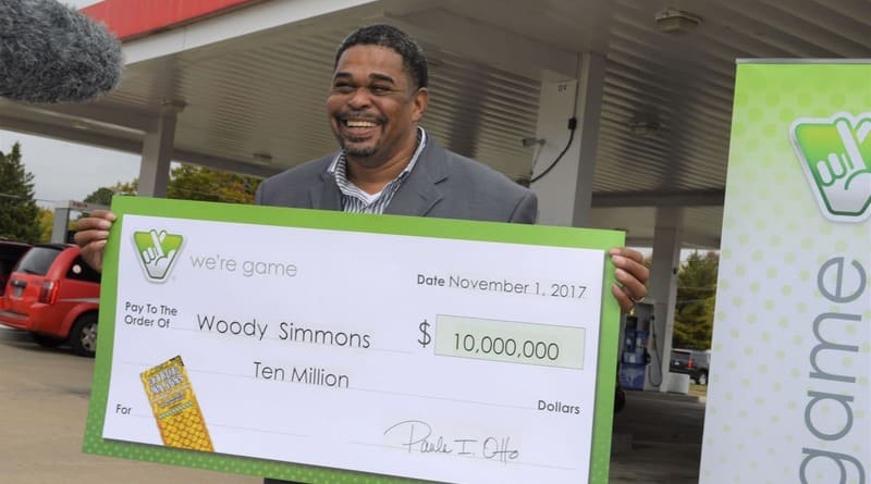 Общество: Работник почты выиграл $10 миллионов в мгновенную лотерею (фото)