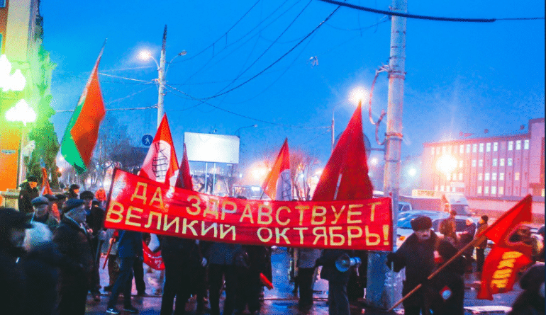 Общество: Большинство россиян не считают Октябрьскую революцию важным историческим событием