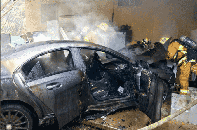 Происшествия: Горящая машина врезалась в лос-анджелесский дом