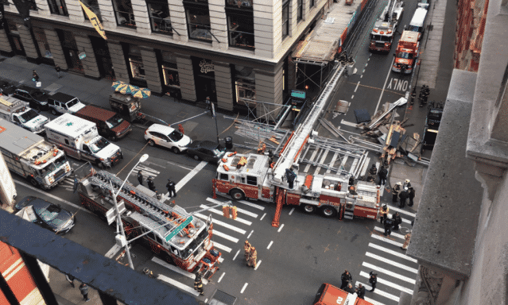 Происшествия: Над входом в метро в Манхэттене обрушились строительные леса: есть пострадавшие