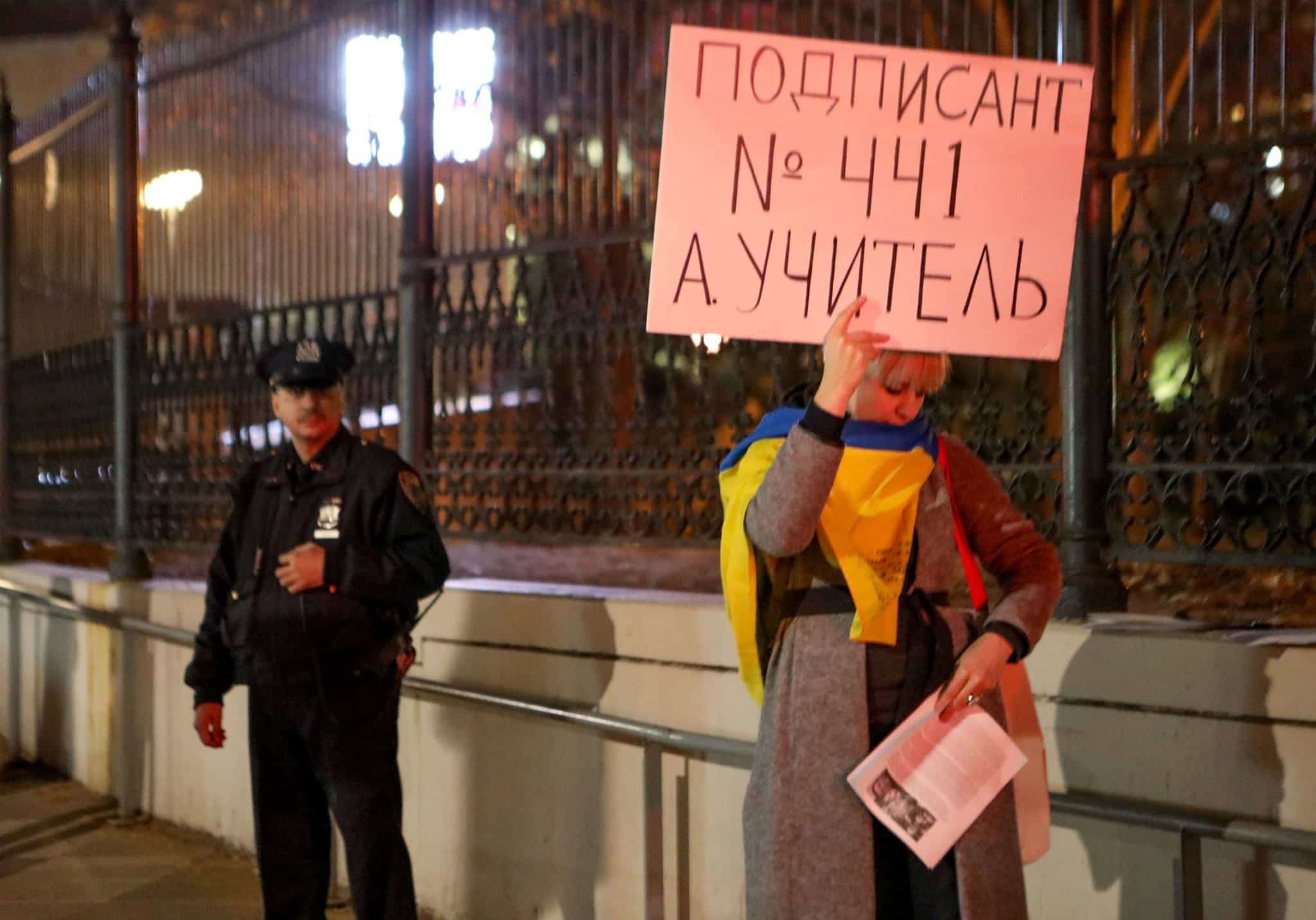 Общество: Активисты устроили пикет на премьере "Матильды" в Нью-Йорке рис 7