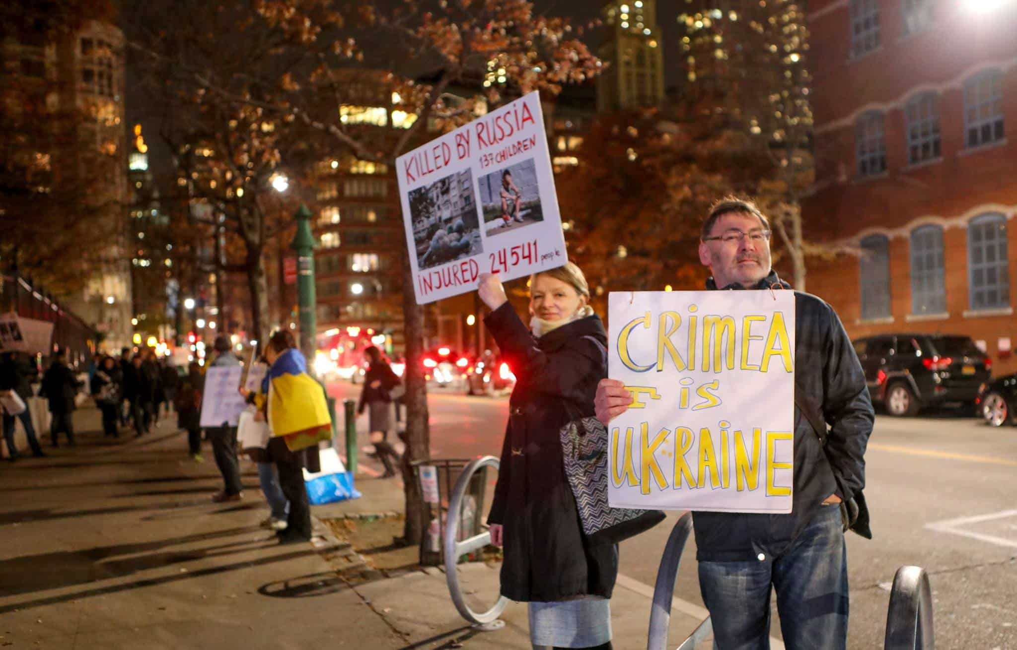 Общество: Активисты устроили пикет на премьере "Матильды" в Нью-Йорке рис 6