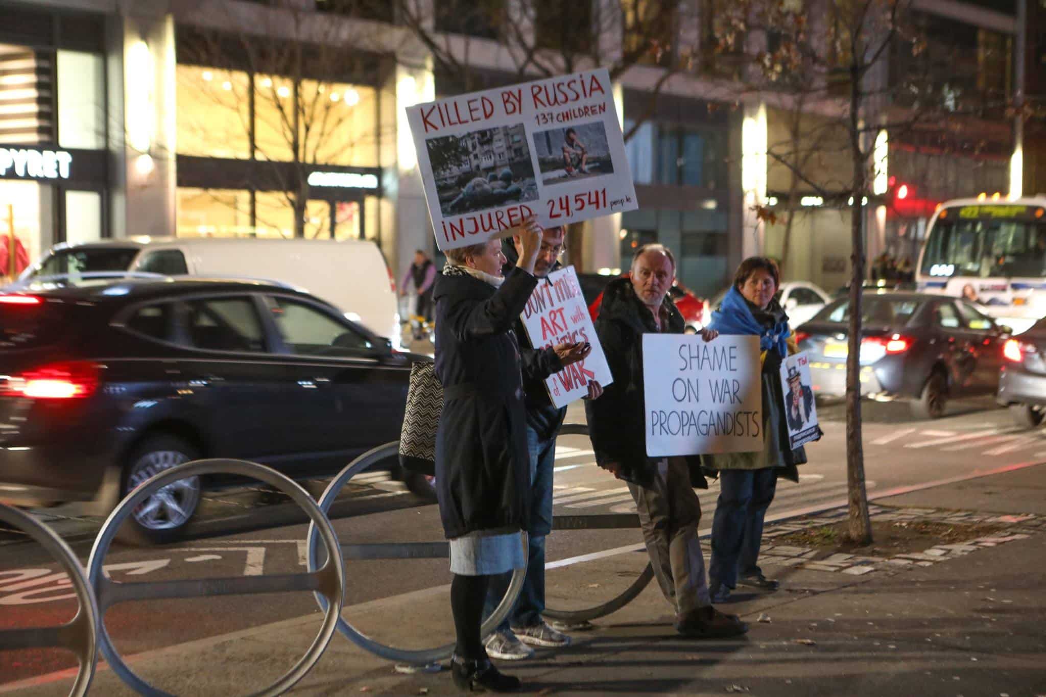 Общество: Активисты устроили пикет на премьере "Матильды" в Нью-Йорке рис 10