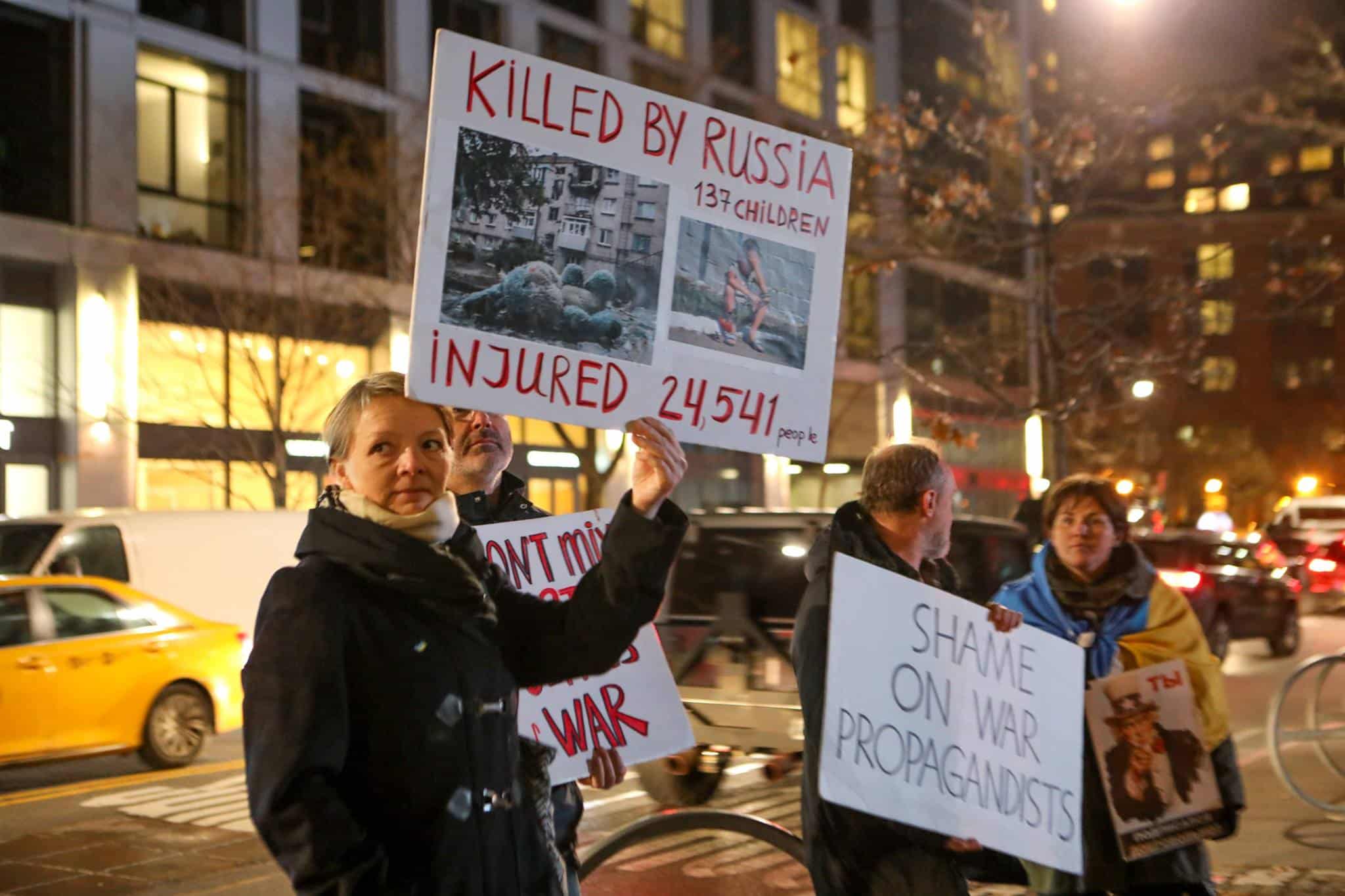 Общество: Активисты устроили пикет на премьере "Матильды" в Нью-Йорке рис 4