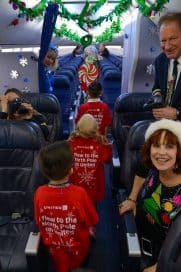 Общество: Авиакомпания United Airlines свозила на Северный полюс больных детей