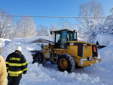 Погода: На севере Нью-Йорка женщина застряла в своем доме из-за снежных завалов