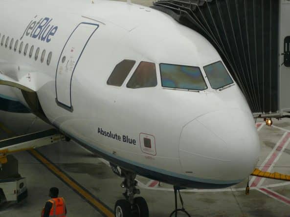 Происшествия: Пассажирский Самолет JetBlue занесло в аэропорту Бостона
