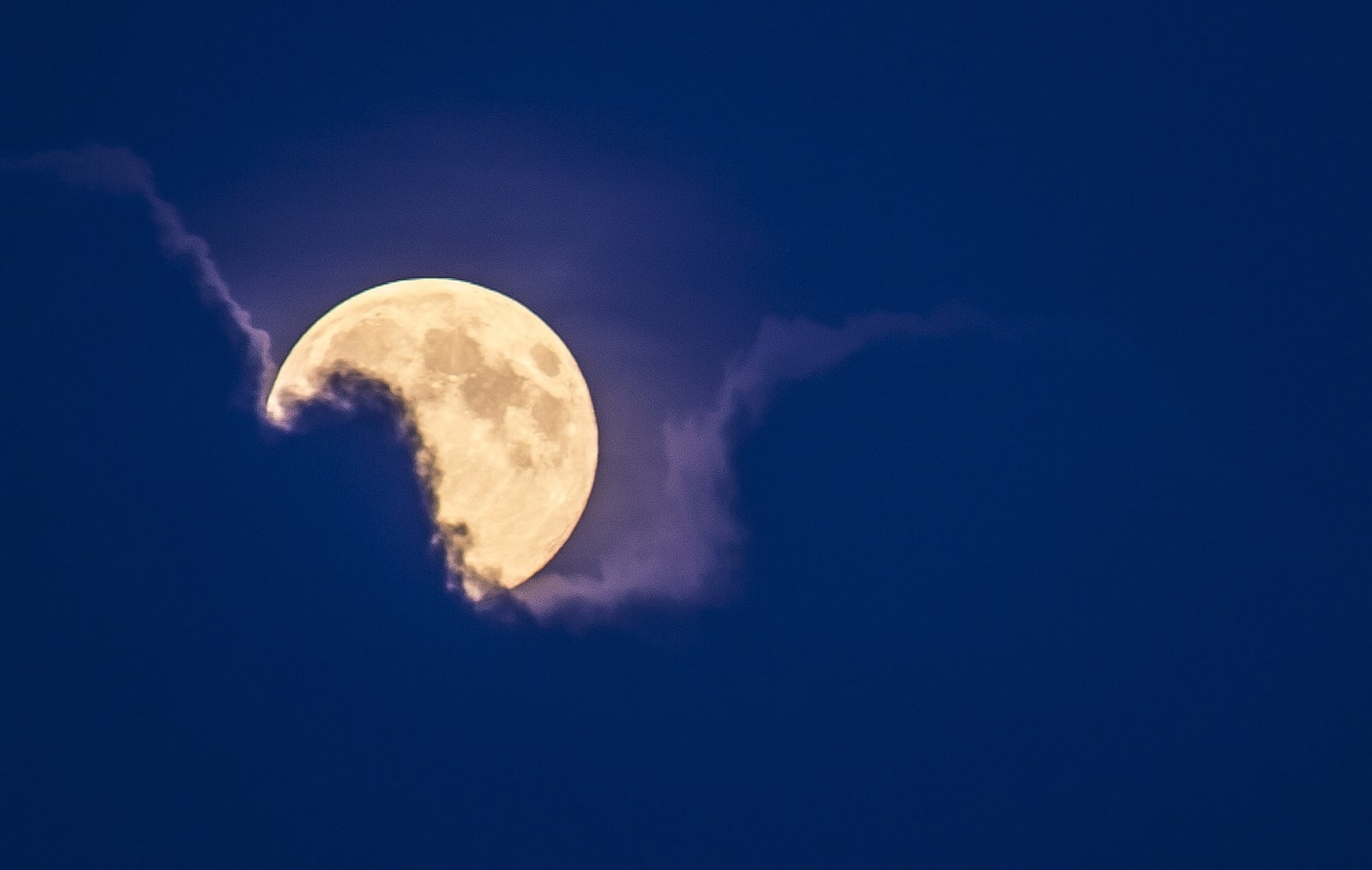 Ученые назвали время, когда Луна будет кровавой