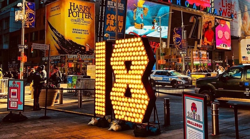 Общество: В преддверие Нового года на Таймс-сквер установлено световое панно с цифрой "18"