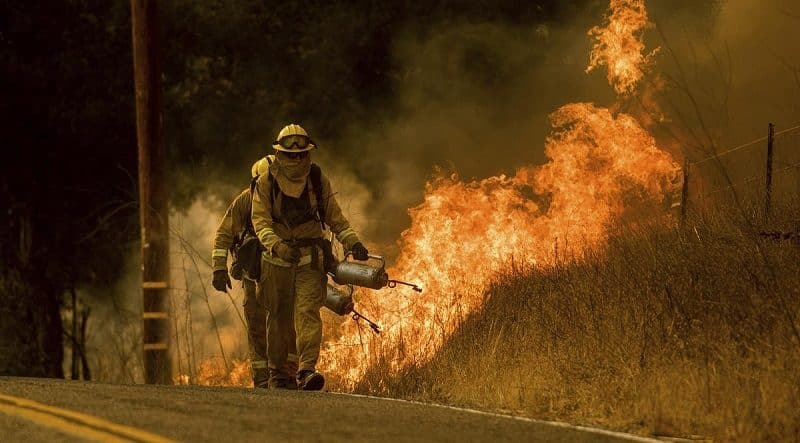 Происшествия: Пожар в Калифорнии добрался до Санта-Барбары