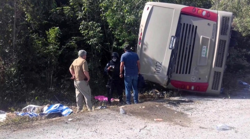 В мире: В Мексике перевернулся автобус с туристами, 7 американцев ранены, 12 человек погибли