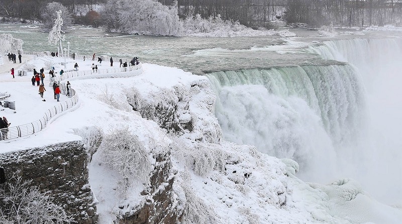 Погода: Аномальные морозы впервые привели к замерзанию Ниагарского водопада