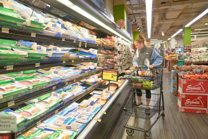 Общество: Испорченные продукты не спешат убирать с полок супермаркетов