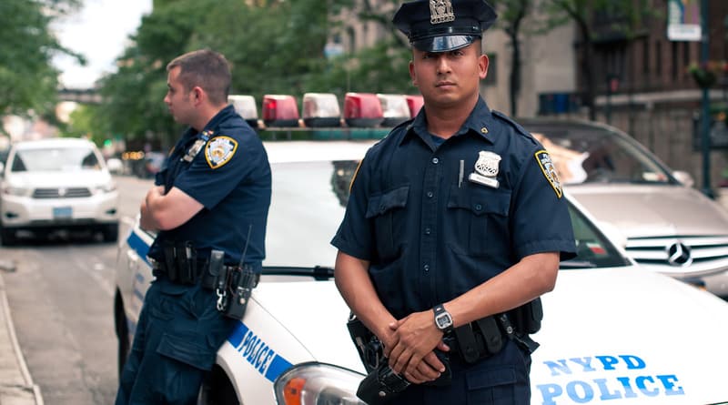 Закон и право: Полицейские Нью-Йорка будут представляться и спрашивать разрешения, прежде чем начать обыск