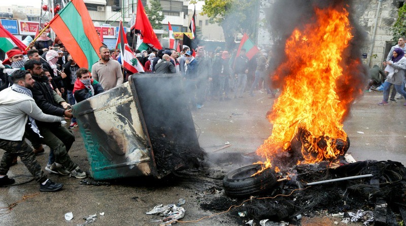 Политика: Протестующие в Бейруте сожгли израильский флаг и чучело Трампа