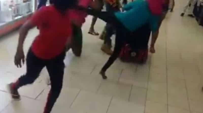 Происшествия: Массовая женская драка в торговом центре Флориды: одна из участниц - с ребенком в коляске
