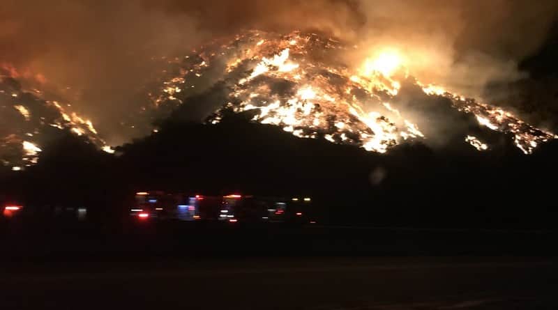 Происшествия: В Лос-Анджелесе огонь уже перебросился на дома и приблизился к шоссе 405