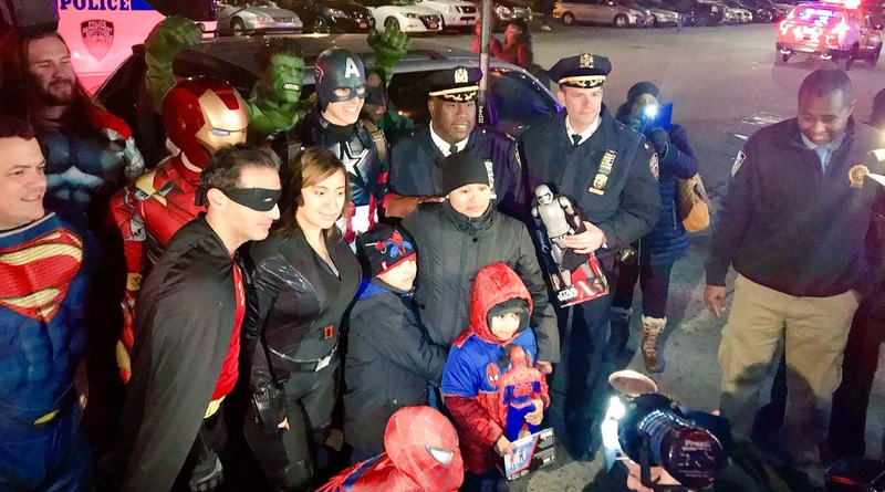 Общество: Полицейские Бруклина оделись в супергероев и раздали подарки детям в больницах (фото)