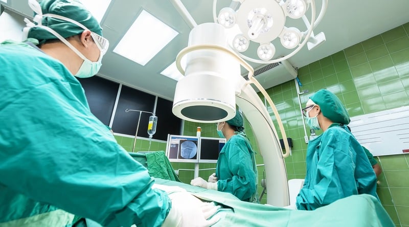 В мире: Хирург лазером оставлял свои инициалы на печени пациентов
