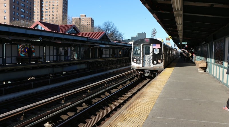 Происшествия: Неравнодушные пассажиры в Нью-Йорке спасли мужчину, упавшего на рельсы метро