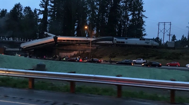 Происшествия: Пассажирский поезд Amtrak потерпел крушение: есть погибшие (фото, обновлено)