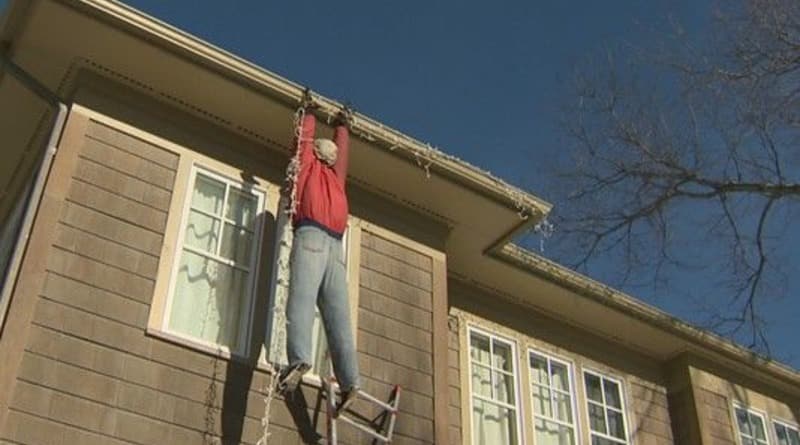 Общество: Житель Колорадо так оригинально украсил дом к Рождеству, что прохожие вызвали 911
