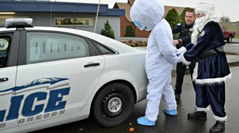 Общество: В Орегоне снеговика арестовали за вождение в пьяном виде (фото)