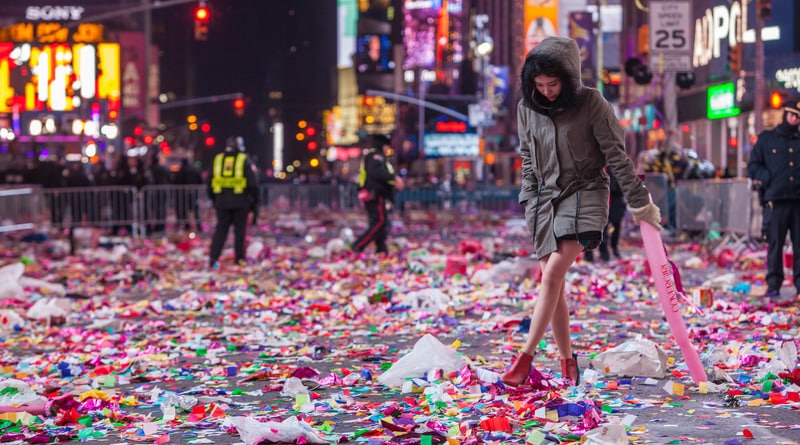 Общество: 50 тонн мусора остается на Times Square после празднования Нового года