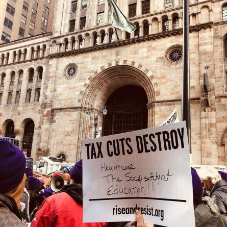 Политика: Жители Нью-Йорка протестуют против налоговой реформы Трампа
