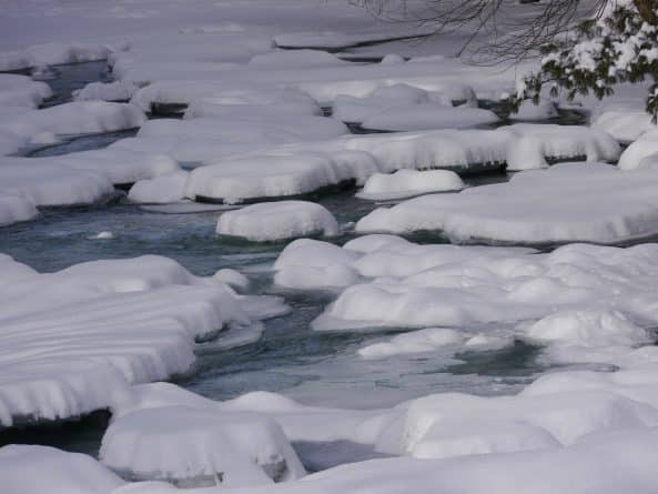 Происшествия: Двое детей сумели спастись, провалившись под лед на речке в Нью-Джерси