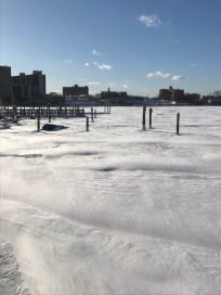 Происшествия: Двое детей сумели спастись, провалившись под лед на речке в Нью-Джерси