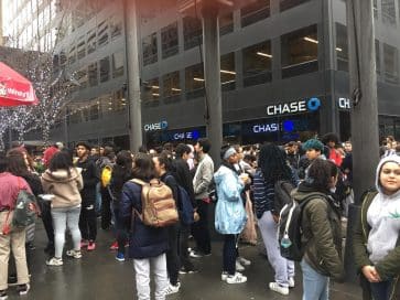 Происшествия: В Нью-Йорке на пересечении Третьей авеню и 56-ой улицы эвакуировали школу (фото)