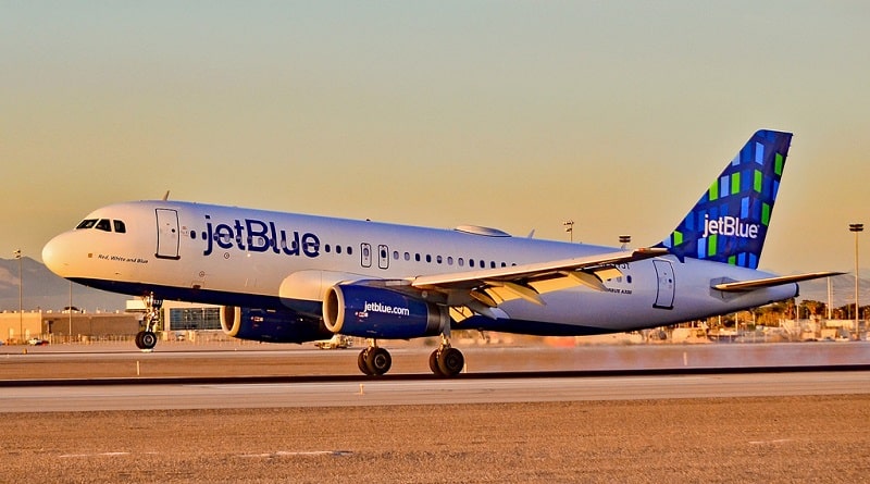 Бизнес: JetBlue выплатит сотрудникам бонусы в размере $1000 по случаю утверждения нового налогового плана
