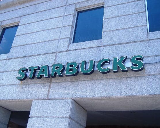 Бизнес: Starbucks повысит зарплату 150 тысячам сотрудников