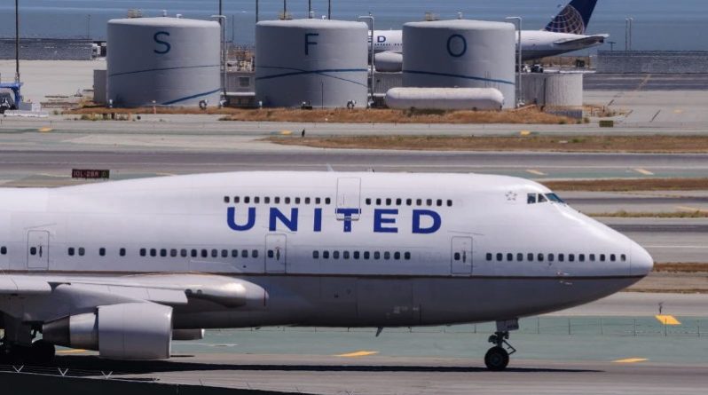 Происшествия: Самолёт United Airlines экстренно приземлился после того, как пассажир измазал фекалиями туалет
