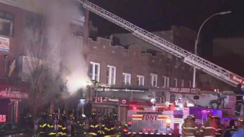 Происшествия: Пожар в Бруклине уничтожил магазин плитки: борьба с огнем продолжается