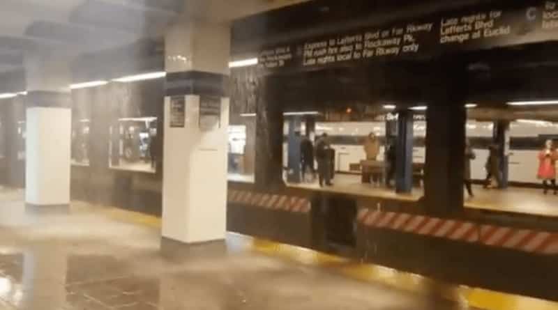 Происшествия: В Бруклине затопило станцию метро (видео)