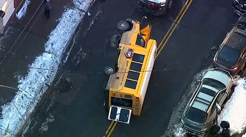 Происшествия: Школьный автобус с детьми перевернулся в Бруклине