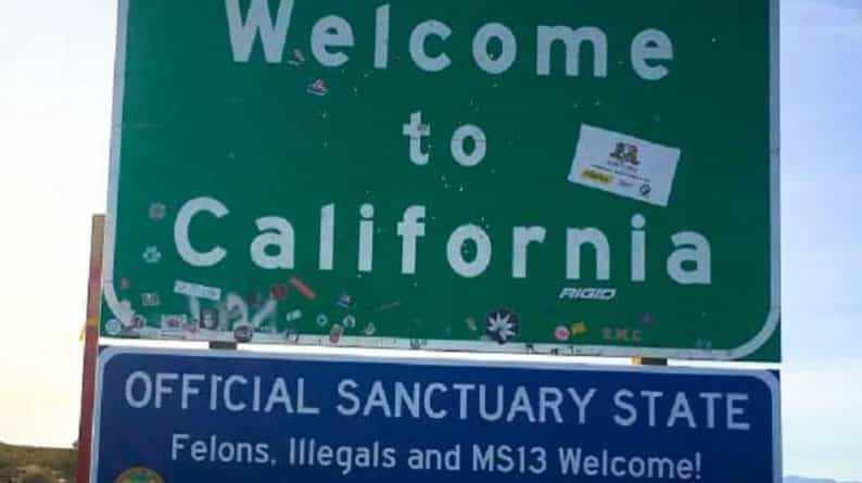 Общество: На дорогах Калифорнии появились фальшивые знаки, приветствующие нелегалов и MS-13