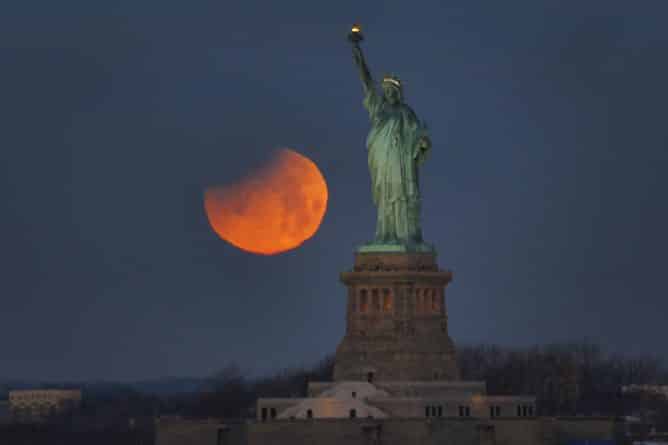 Локальные новости: Затмение голубой Луны в Нью-Йорке | Фото