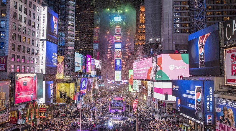 Общество: Более миллиона человек встретило Новый год на Таймс-сквер (фото)