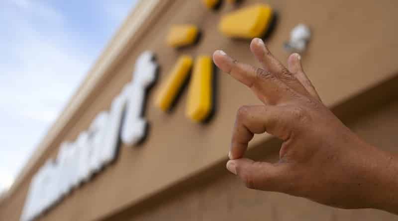 Бизнес: Walmart повысит минимальную зарплату и выплатит бонусы до $1000