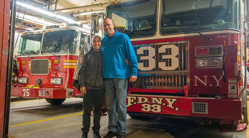 Локальные новости: Девочка, спасенная из огня 16 лет назад в Бронксе, стала пожарным