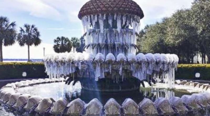 Погода: Во Флориде – снегопад, а по всему югу замерзли фонтаны (фото)