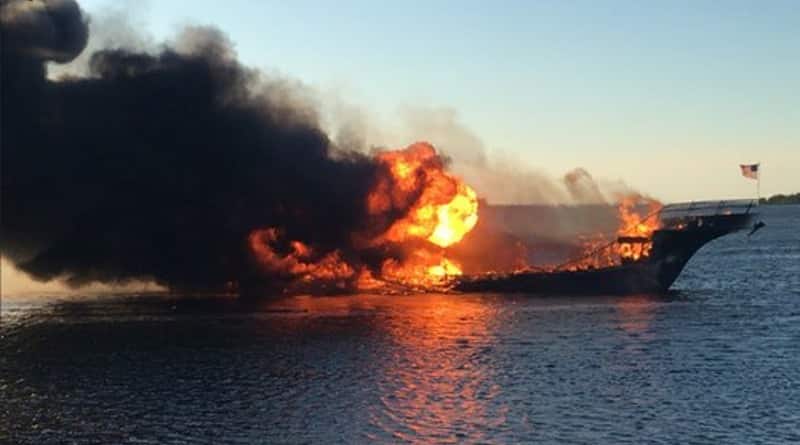 Происшествия: Во Флориде загорелся корабль казино: люди прыгали в воду, есть жертвы
