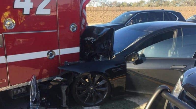 Происшествия: В Лос-Анджелесе Tesla на автопилоте врезалась в пожарную машину