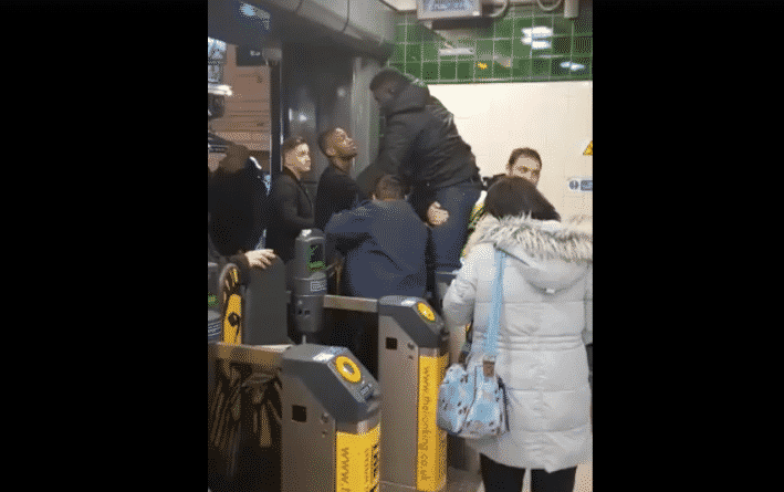 В мире: Мужчина застрял мошонкой в турникете, пытаясь сэкономить на проезде в метро