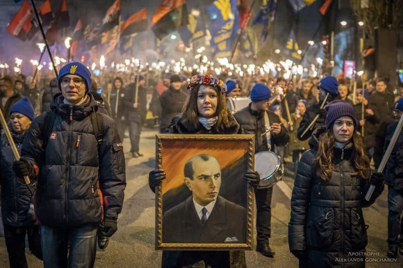 В мире: В Киеве прошёл факельный марш в честь дня рождения Бандеры