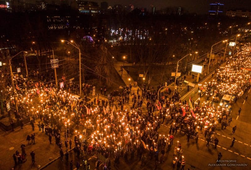 В мире: В Киеве прошёл факельный марш в честь дня рождения Бандеры