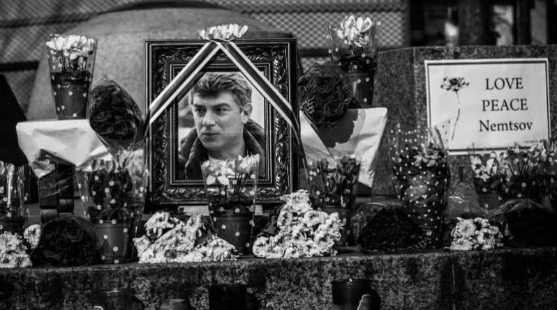 Закон и право: Площадь перед посольством России в Вашингтоне получила имя Немцова